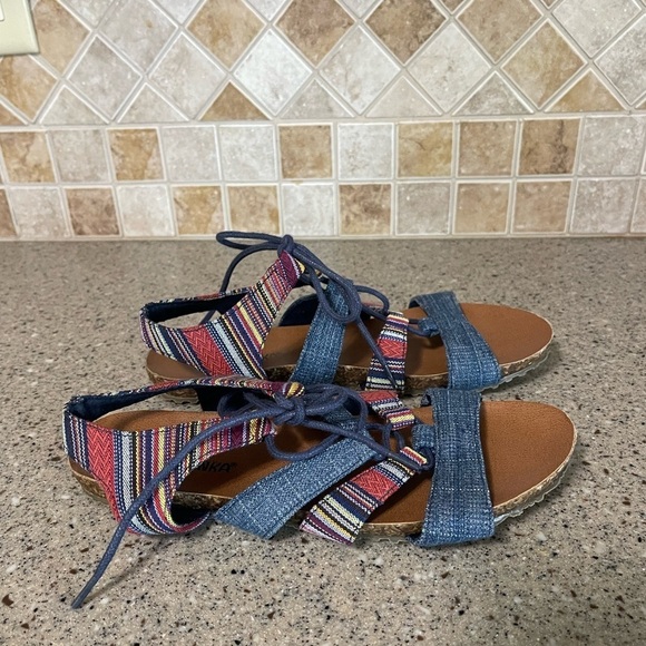 Minnetonka Women’s Elsie Woven Sandal Size 7 Denim Colorful Lace Up Boho Cork - Picture 3 of 6